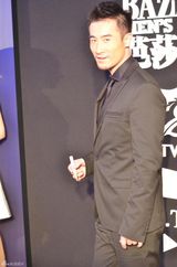 组图：奇道黑西装酷帅亮相芭莎男士盛典