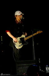 组图：崔健北京开唱掀怀旧回忆 高喊摇滚无末日