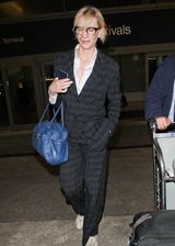 组图：凯特-布兰切特中性装扮酷帅亮相机场