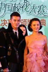 组图：甘露助阵校花大赛 粉红“芭比”甜蜜亮相