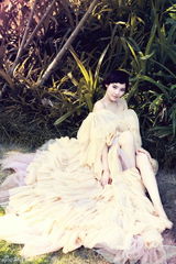 组图：徐冬冬化身丛林仙子 拖地长裙尽显优雅