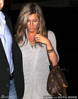 组图：安妮斯顿素颜亮相 秀鸽子蛋婚期将近