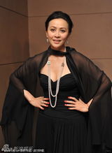 组图：刘嘉玲助阵杨澜新店开业 半秀香肩风情万种