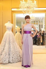 高清组图：关悦试装柏林红毯礼服 尽显优雅范儿