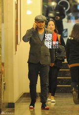 组图：徐峥与神秘女共进晚餐 忙讲电话无心道别