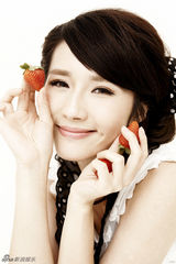 组图：方安娜清纯可爱演绎水果情缘