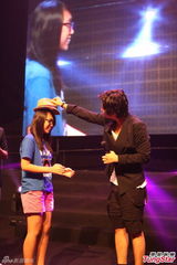 组图：金起范送抱赞港女 自曝曾告白失败