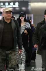 组图：范冰冰斑马装现身机场 手挽豪包显霸气