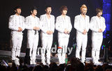 组图：韩偶像组合Beast首开唱 变白马王子劲歌热舞