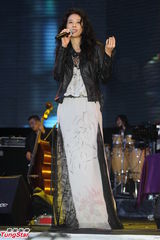 组图：简单生活节揭幕 莫文蔚苏打绿冒雨开唱