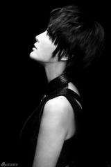 组图：秦岚连登两本杂志亦动亦静风情迷人