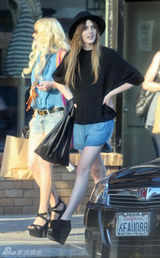 组图：林赛-罗韩金发亮相 牛仔装扮搭配高跟鞋