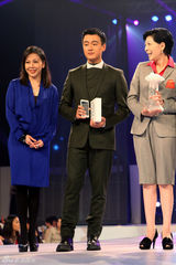 组图：佟大为出席芭莎慈善夜 绅士派头十足