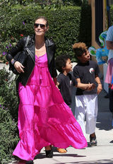 高清组图：海蒂-克鲁姆和儿子出行 夹克搭配长裙