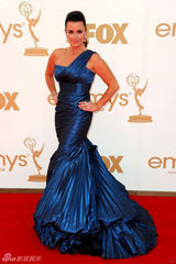 组图：第63届艾美奖红毯 凯尔-理查兹蓝色鱼尾裙