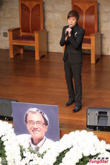 组图：台艺人徐风追思会 好友张菲余天现身致意