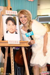 组图：混血歌手Baby M爱幽默男 望举行沙滩婚礼