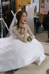 高清图：允儿曝婚礼花絮照 变清纯优雅最美新娘