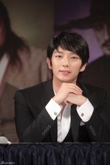 高清组图：李准基申敏儿出席《阿娘使道传》发布会