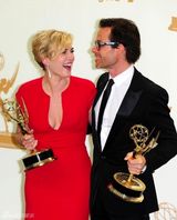 组图：艾美奖后台 温丝莱特被皮尔斯狂亲揩油