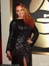 组图：女歌手费丝伊凡泡面卷发黑裙微笑
