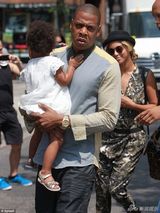 组图：碧昂斯一家外出用餐 女儿叼奶嘴卖萌抢镜