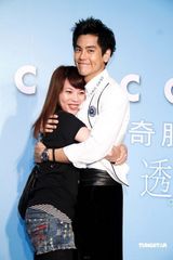 幻灯图：彭于晏与粉丝“爱的抱抱”引尖叫