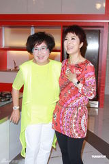 组图：罗嘉良亮相无线饮食节目晒爱的纹身