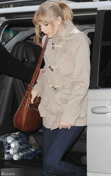 高清组图：泰勒-斯威夫特伦敦街拍马尾辫清新