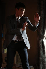 组图：《同窗生》曝片场照 TOP金有贞似亲兄妹