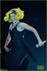 组图：MTV颁奖礼Gaga快速变装 水果姐变拉拉队