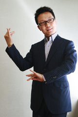 幻灯图集：李玉刚赴日巡演 接受日媒采访亮身段