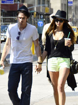 组图：《吸血鬼日记》情侣妮娜和伊恩甜蜜牵手