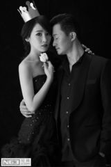 组图：谢楠黑裙神秘诱惑 与吴京亲密相拥