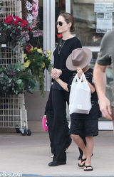 组图：朱莉皮特带娃度假 分头游玩温情十足