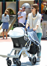 组图：杰西卡-阿尔芭全家野餐 女儿勾脖倒地表情囧