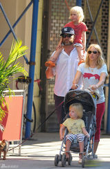 高清组图：娜奥米-沃茨全家出游 一对儿子可爱