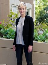 组图：23岁劳伦斯短发LOOK清爽 被指借鉴贝嫂