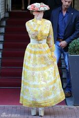 组图：Lady Gaga花帽黄裙复古风情飞吻献粉丝