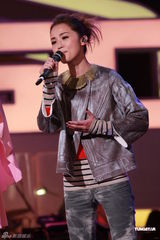 组图：《劲歌金曲》录影 TWINS泳儿亮相