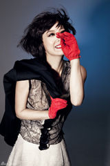 组图：苏岩拍摄性感大片 灵动身姿突显俏皮个性