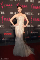 姚晨露背装秀性感 范冰冰否认收婚戒称自备(图)