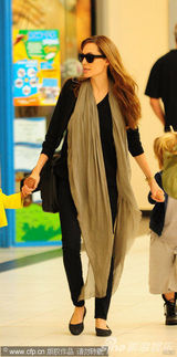 组图：朱莉带孩子赶场 希洛肩扛“宝剑”英气十足