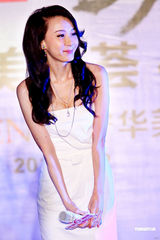 组图：萧蔷性感献歌 自曝保持美丽秘笈