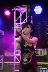 组图：邓紫棋为马场表演助兴