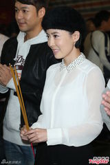 组图：李康宜拜神求票房 爱情长跑结婚顺其自然