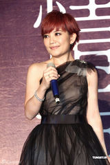 组图：梁静茹清爽短发亮相发片会 老公现身支持 