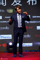 组图：Rain望粉丝穿白衣看演出 将展露性感