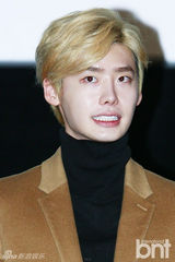 组图：李钟硕朴宝英出席《热血青春》舞台问候