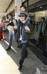 组图：奥兰多盯手机传情 弗林骑老爸肩头卖萌